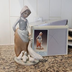 Lladro feeding time figurine with geese